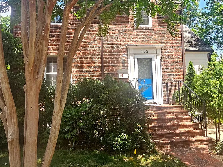 102 E Oak St — Photo 1