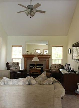 4th image of 113 Twin Cedar St