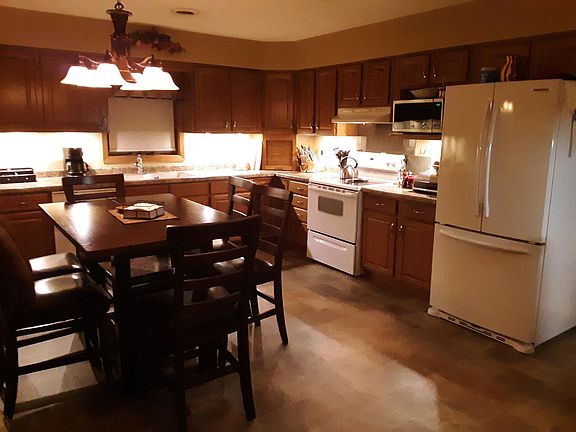 Eat-in kitchen with under-cabinet lighting & appliances included; table & 6 chairs optional.