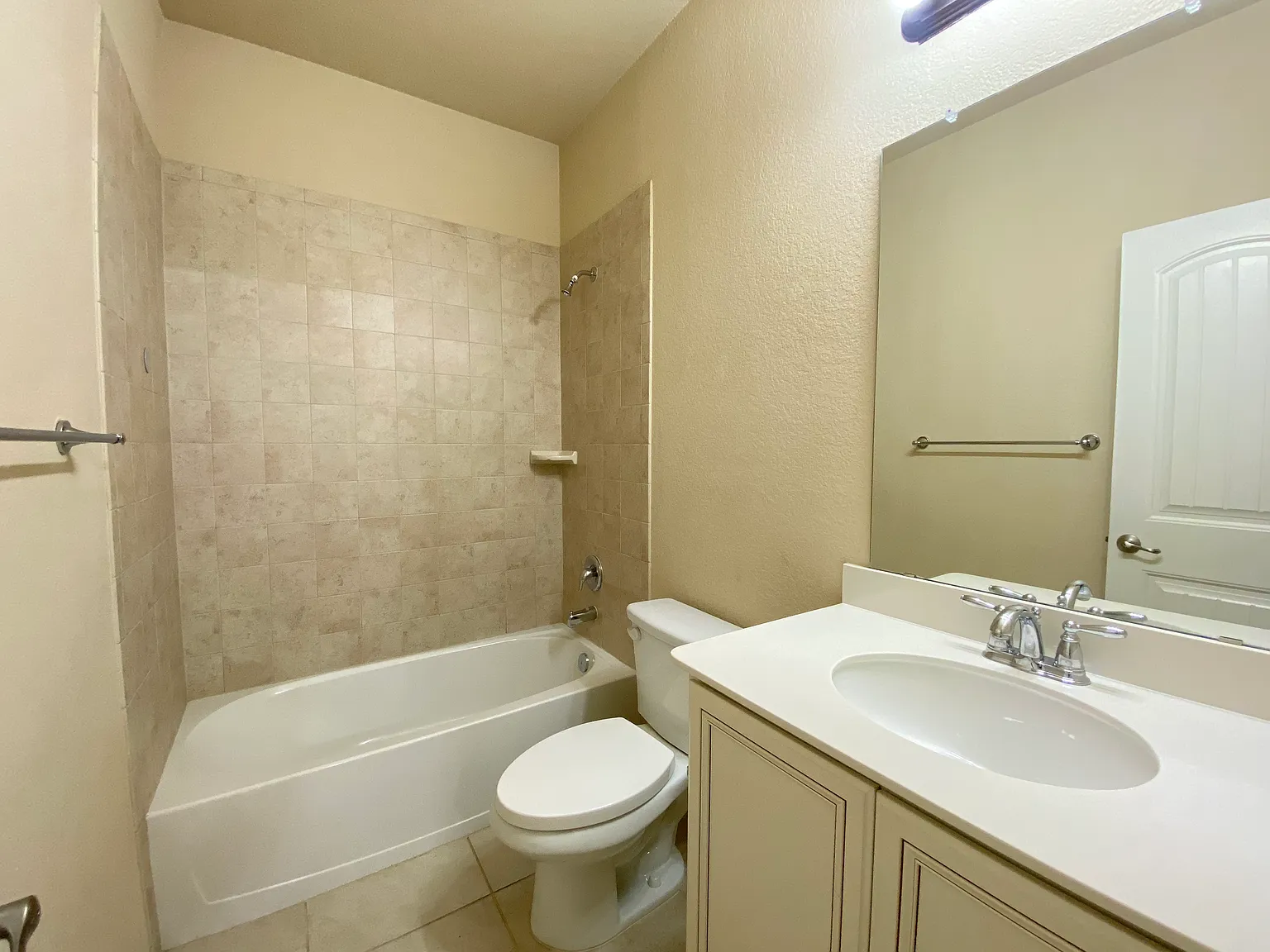 4 bed, 2472 sqft, $2,350 — Photo 3