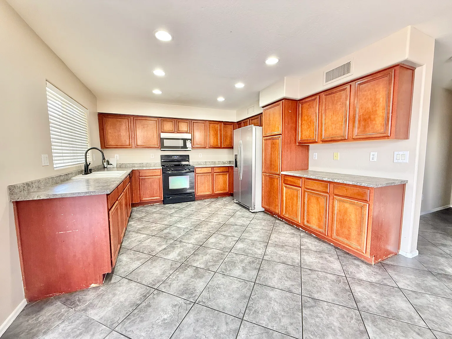 Amazing 4-Bedroom, 3-Bathroom home For Rent in Laveen!! — Photo 4