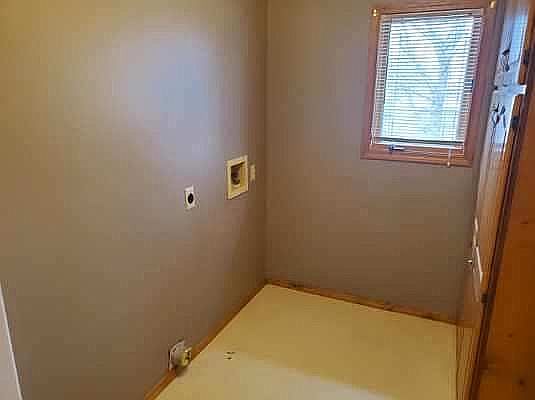 Large utility room w/ pantry