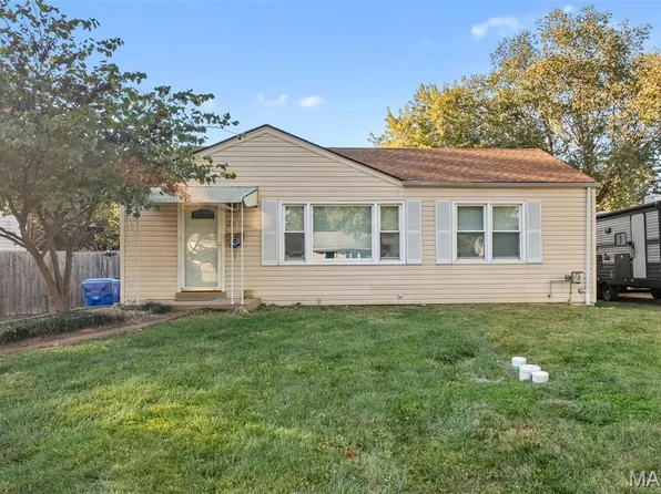 25 La Venta Dr, Florissant, MO 63031