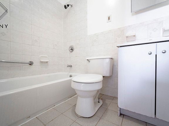 3rd image of 167 Hart St #2B