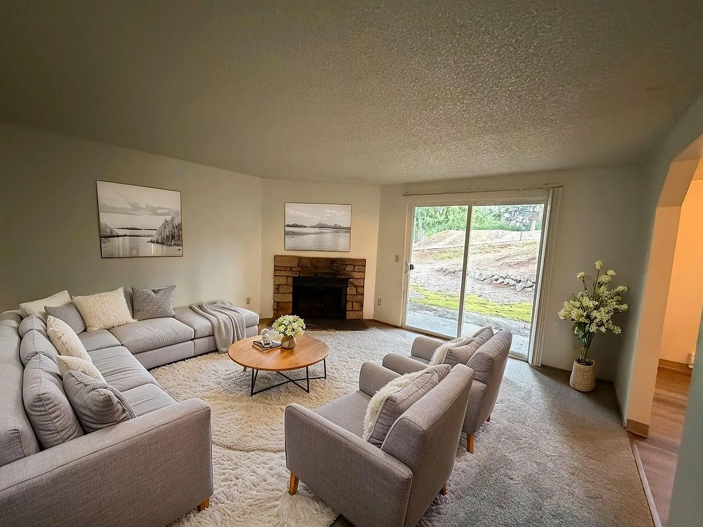 1/2 Off First Full Month's Rent! Lower Level 2 Bedroom 1 Bathroom Apartment — Photo 1