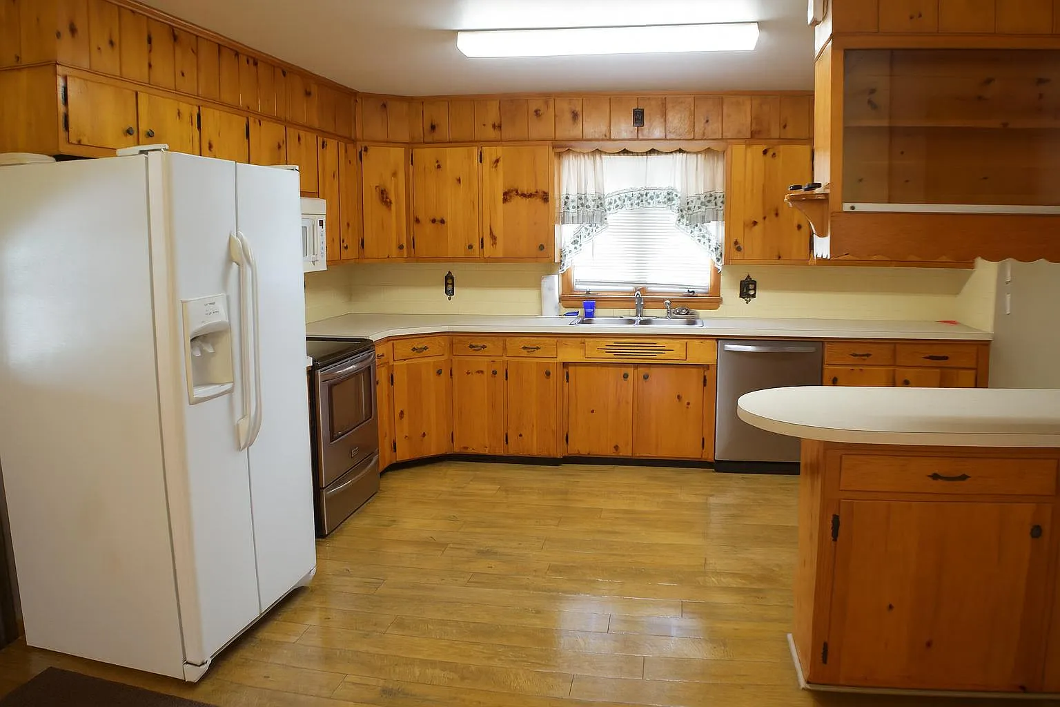 3 bed, 1.5 bath, 1416 sqft, $1,595 — Photo 2