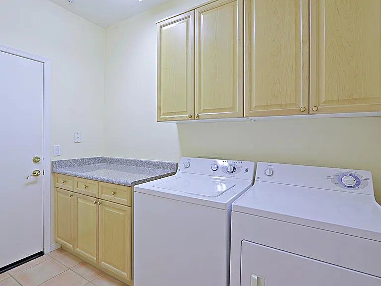 6803 E Eagle Feather Rd — Photo 26