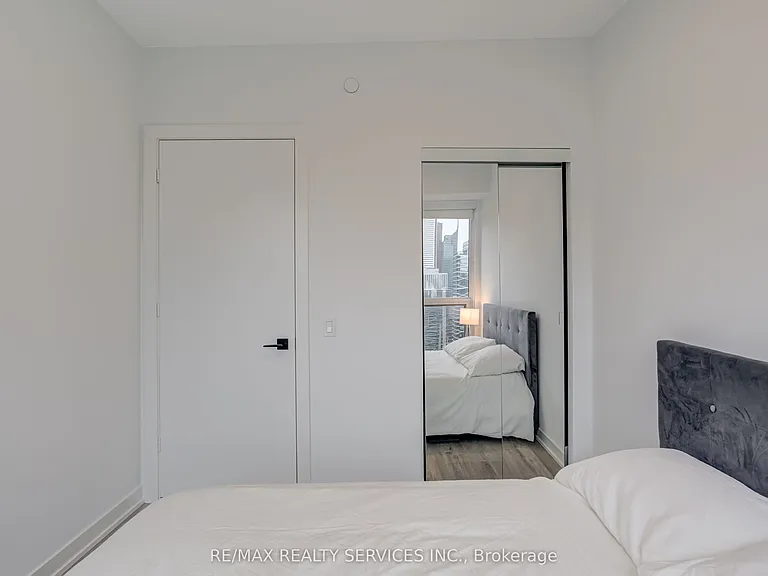 327 King St W #4106 — Photo 29