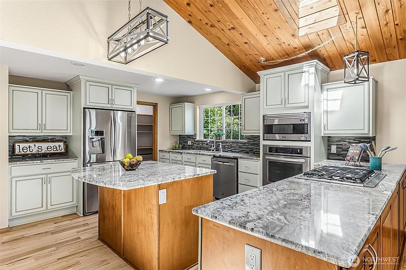 3rd image of 18404 W Spring Lake Drive SE