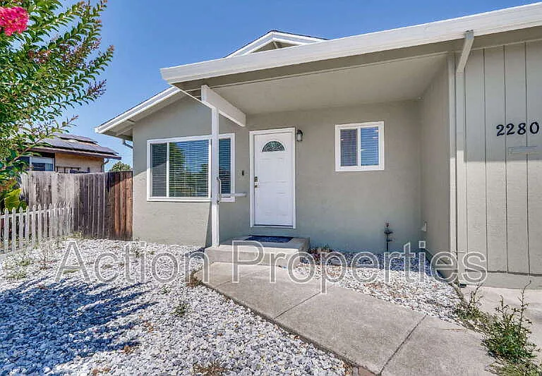 2280 Brentwood Ct — Photo 2