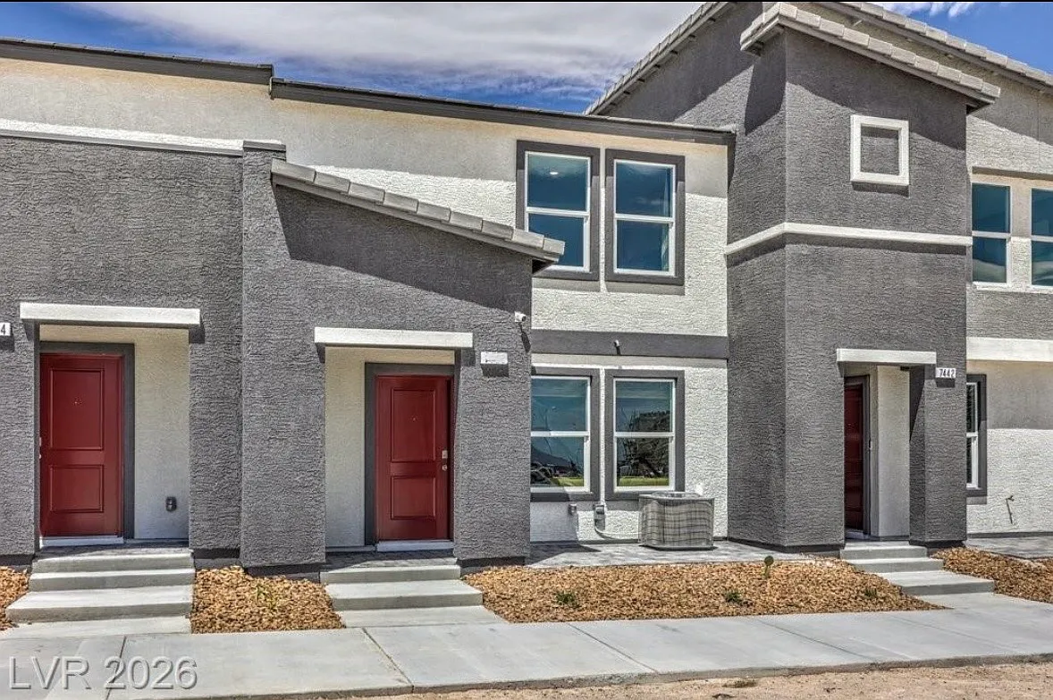 3 bed, 2.5 bath, 1309 sqft, $2,200 — Photo 1