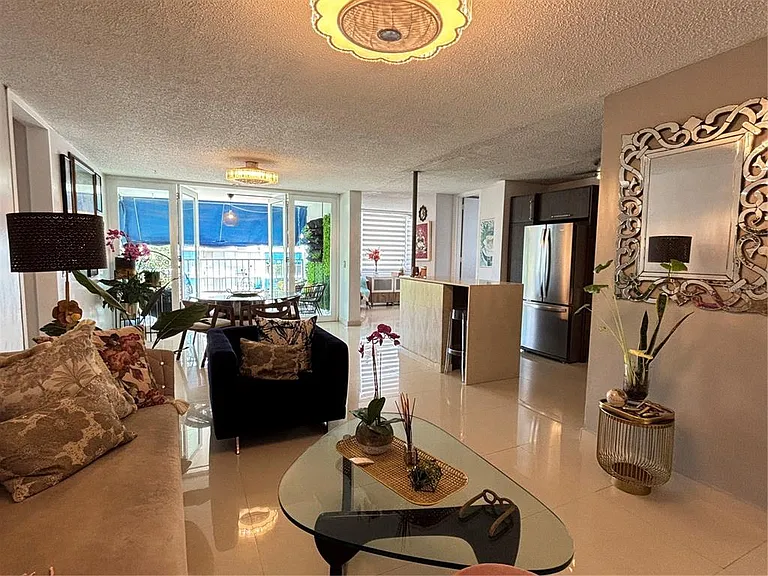 1248 Avenue Luis Vigoreaux #8 — Photo 3