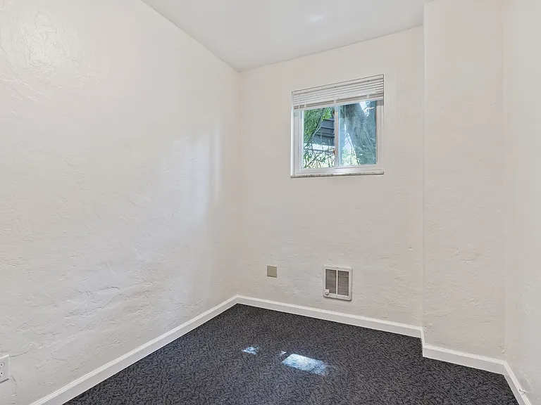 Charming & Fully Updated 2 Bed/1 Bath Home In Heart Of Beechview — Photo 17