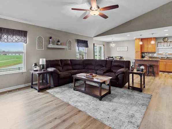 159 Chestnut Commons Dr, Commercial Pt, OH 43116