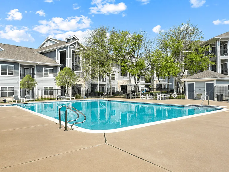 Park Place at Loyola Apartments — Photo 1