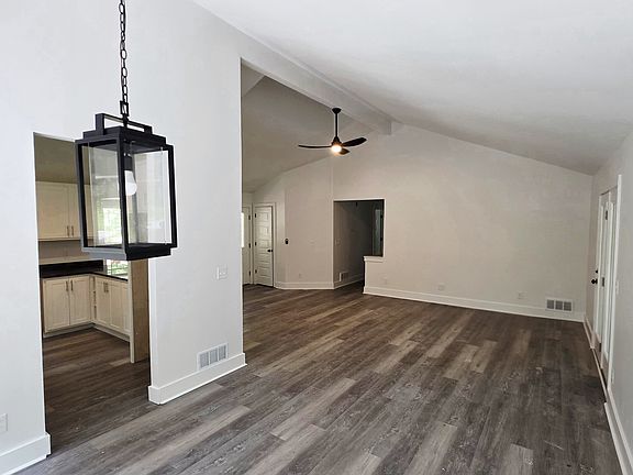4th image of 4610 Kings Crossing Dr NE