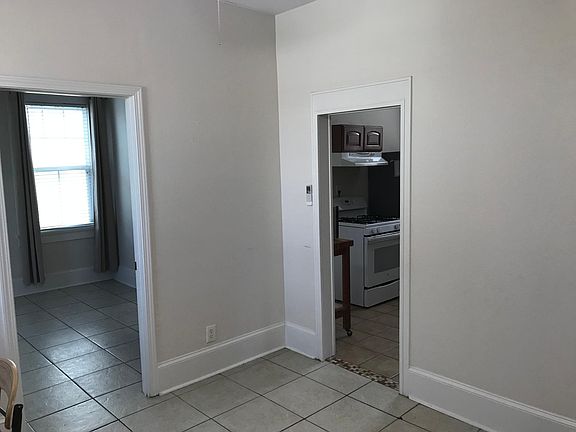 5th image of 4840 Banks St #B