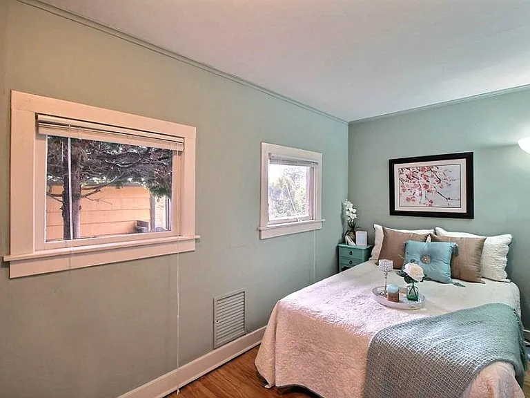 Small 3rd Bedroom. Best as office / Den