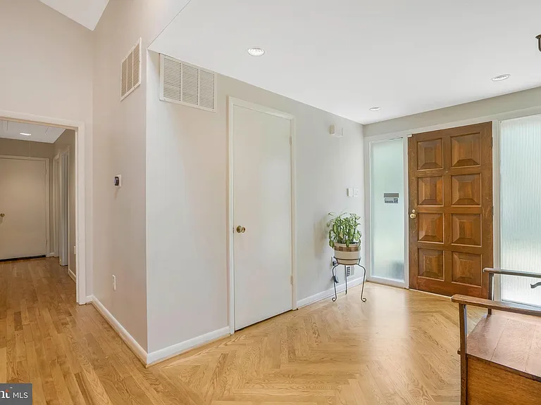 1715 Hollinwood Dr — Photo 4
