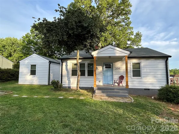 204 N Oak St, Lowell, NC 28098