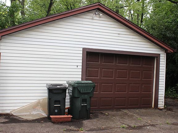 4th image of 17034 Le Claire Ave
