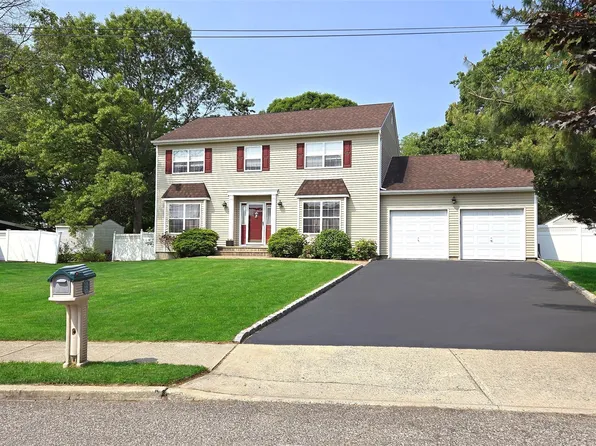 54 Gatelot Avenue, Lake Ronkonkoma, NY 11779