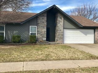 829 N Briarcliff Dr, Moore, OK 73170