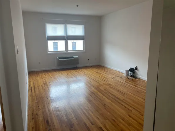 204 Grand Street image 9 of 19