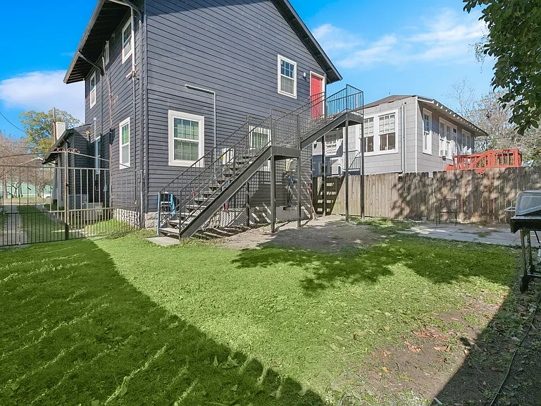 1923 Broadway St — Photo 23