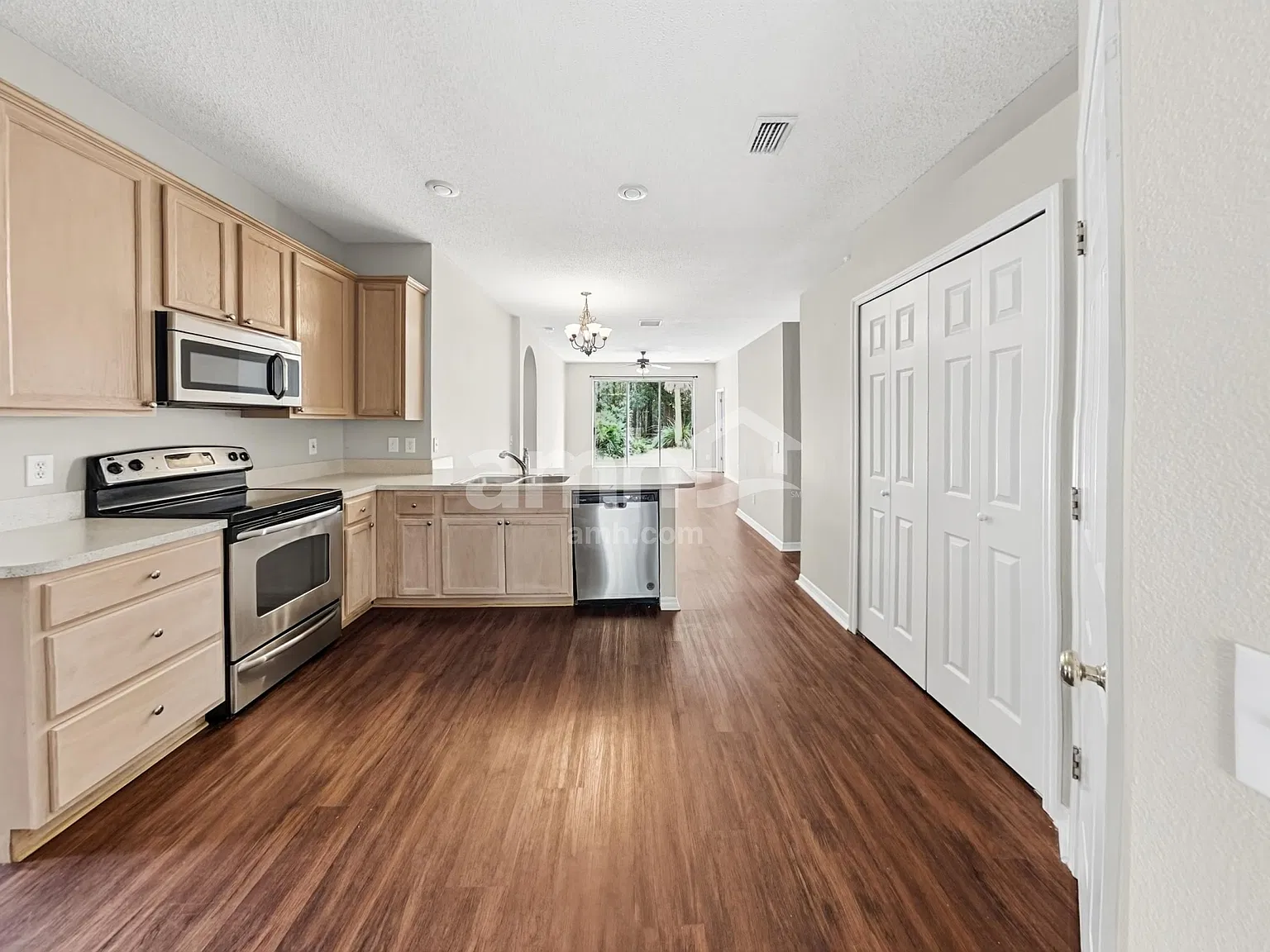 4 bed, 2.0 bath, 1828 sqft, $2,830 — Photo 4