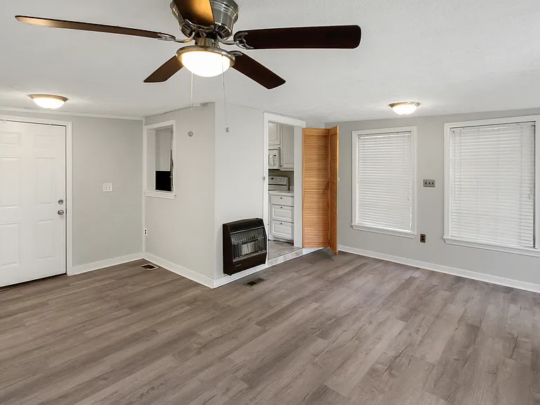 811 Oakwood Dr — Photo 12