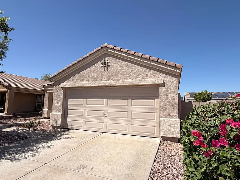 17520 W Watson Ln — Photo 2