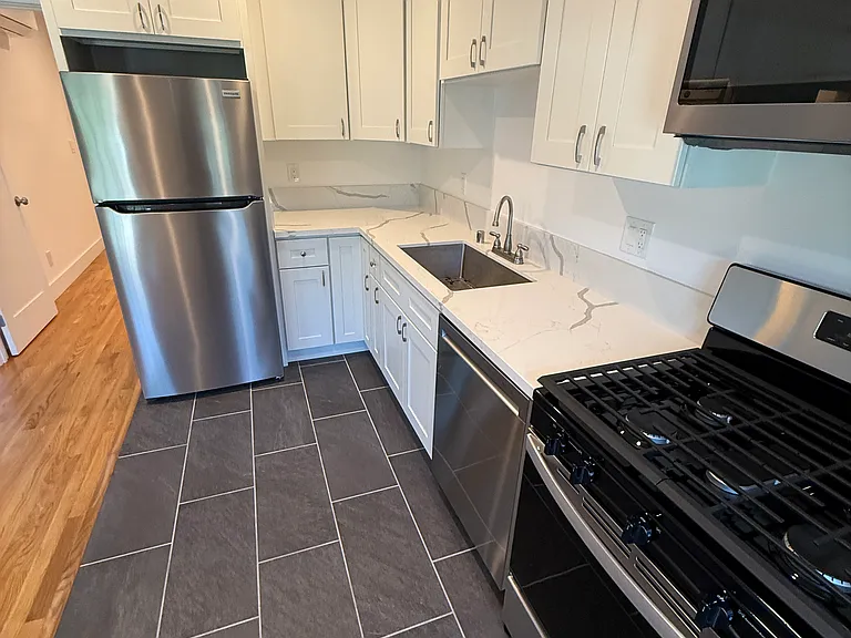 LARGE QUARTZ COUNTERTOPS WITH MARBLE STYLE DESIGN