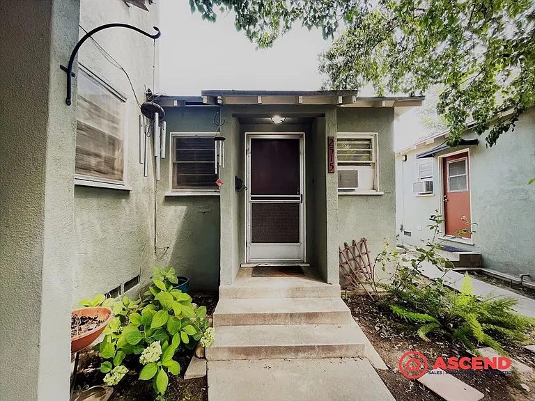 Vintage Cottages in the heart of Downtown Bakersfield! — Photo 1