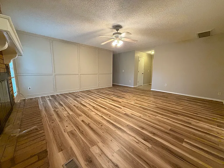 302 E 24th Ct — Photo 3