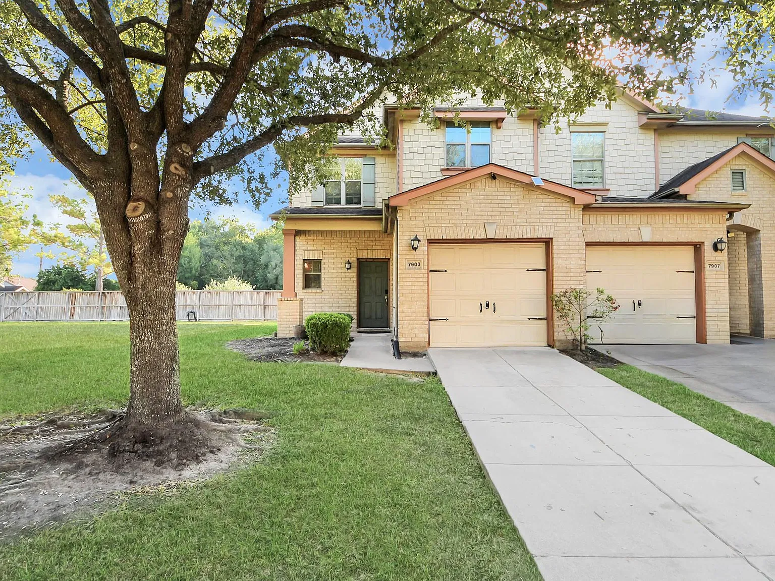 3 bed, 2.5 bath, 1624 sqft, $1,900 — Photo 2