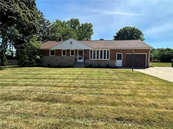 24851 Carey Ln, North Olmsted, OH 44070