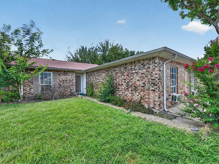 210 Nettletree St — Photo 3