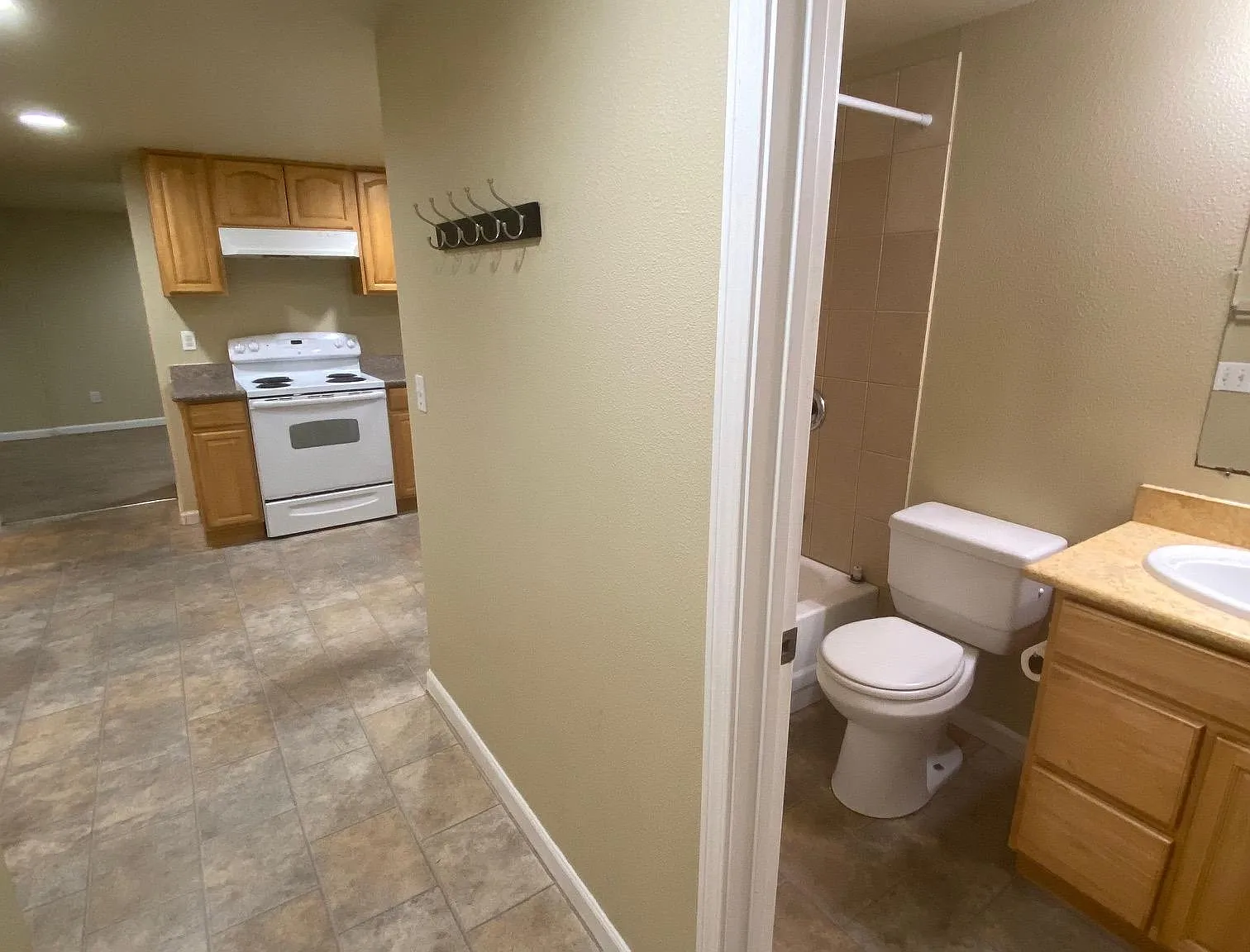 2 bed, 750 sqft, $1,985 — Photo 3