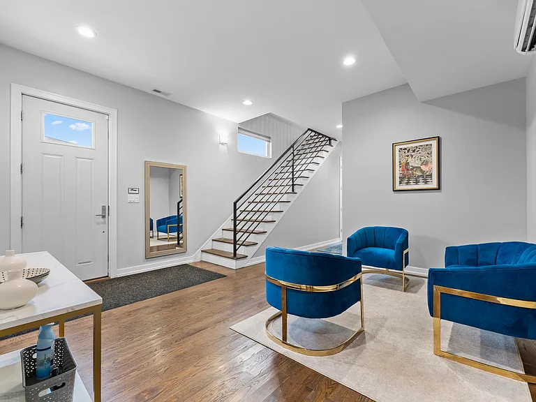 2437 W Jackson Blvd — Photo 2