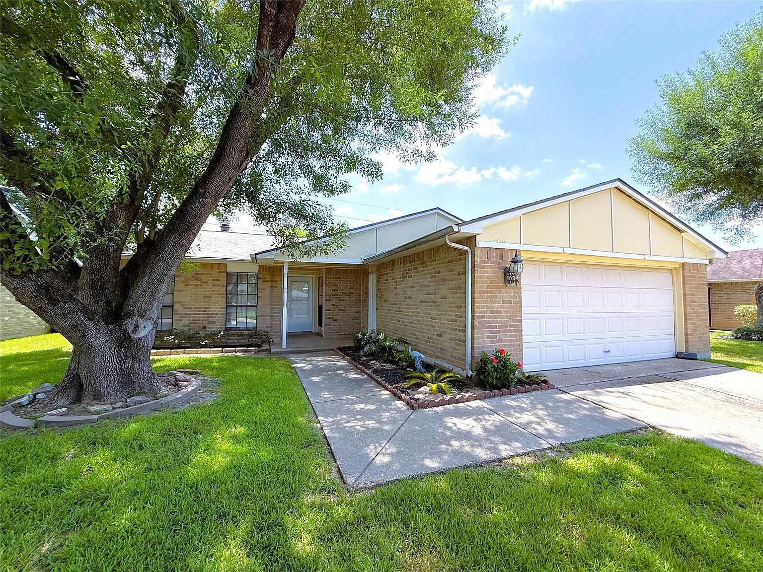 4 bed, 2.0 bath, 1723 sqft, $1,900 — Photo 2
