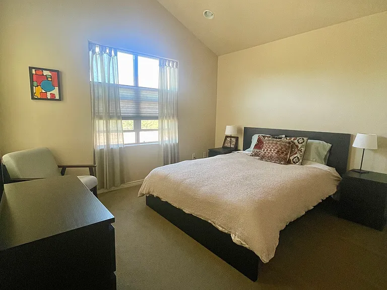 Queen-size bedroom, west facing