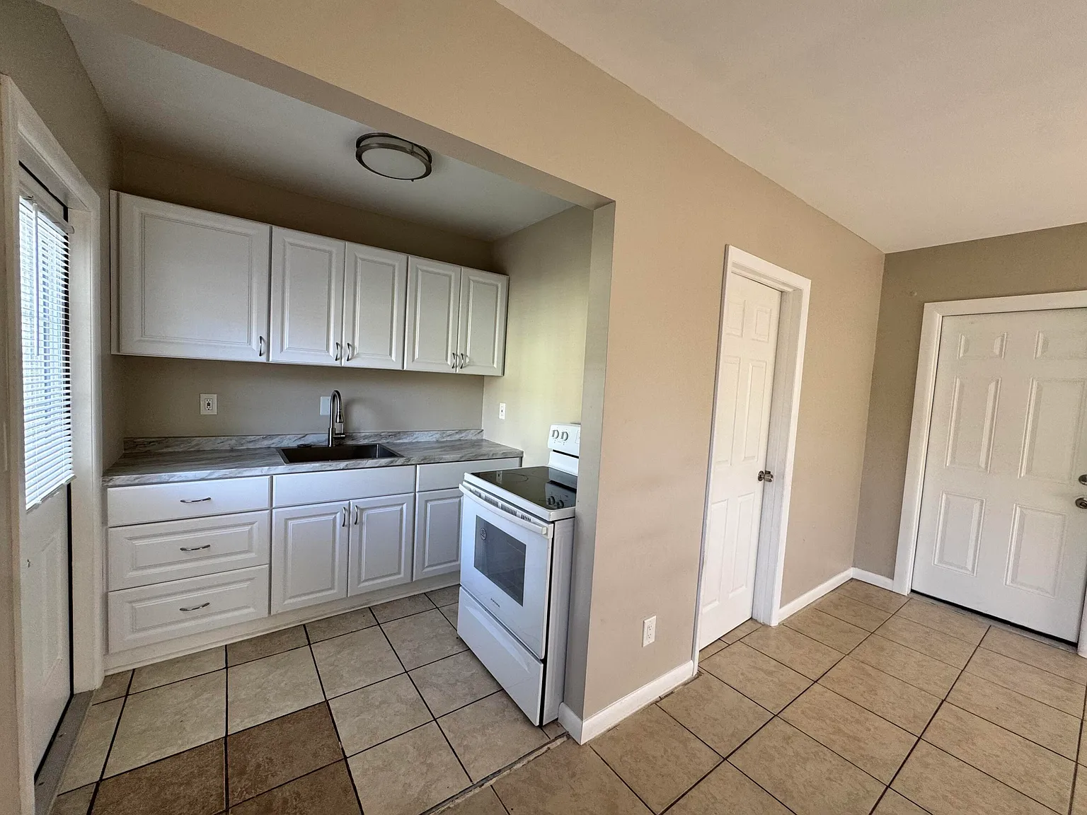 1 bed, 1.0 bath, 950 sqft, $1,200 — Photo 3