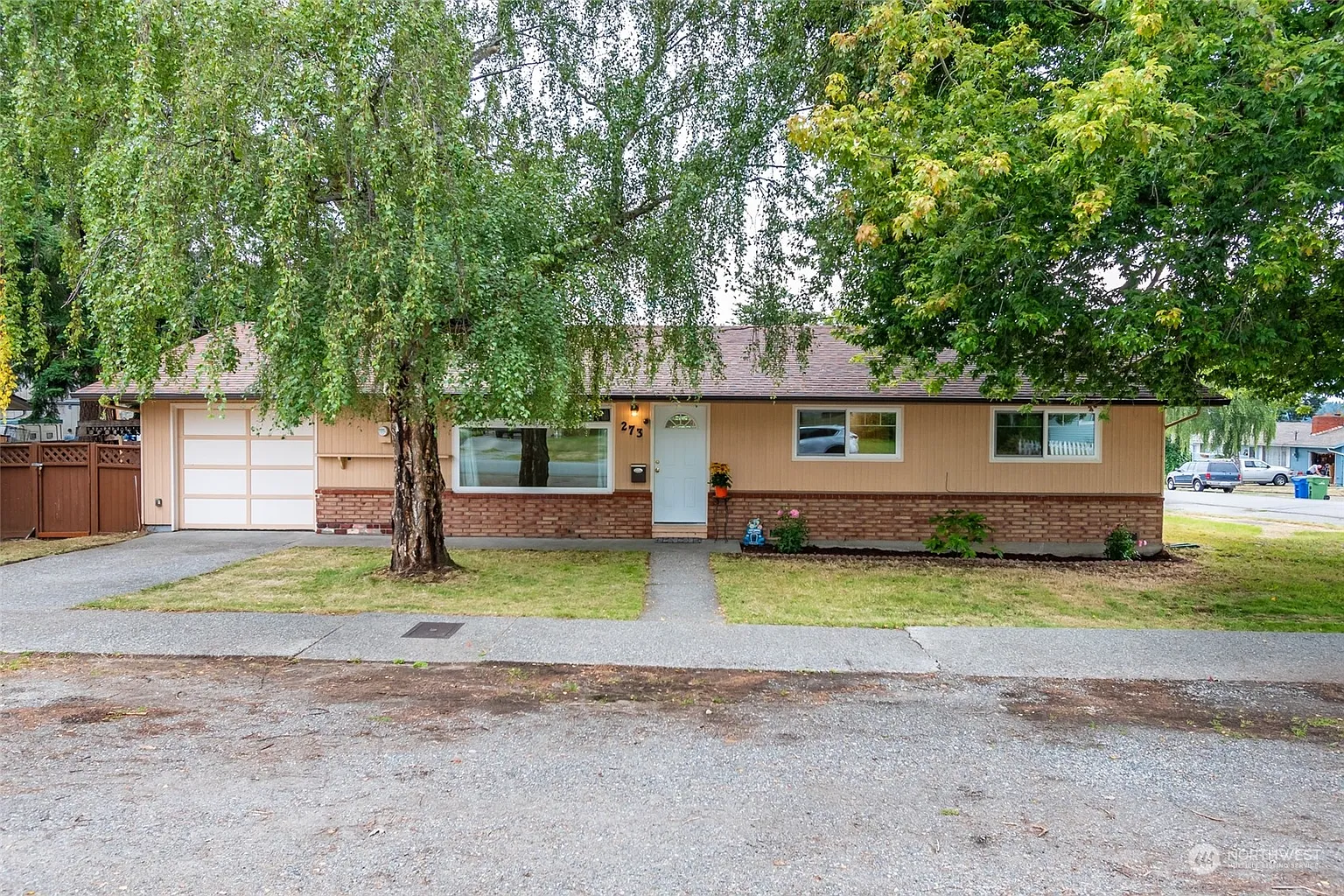 273 NE Queets Street photo 1