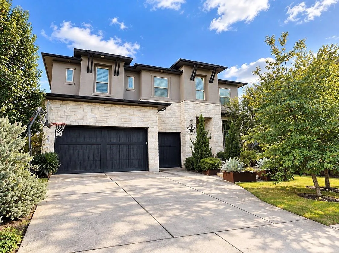 4 bed, 4.0 bath, 3760 sqft, $3,900 — Photo 1