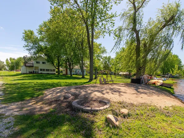 5091 Boyd Dr, Pinckney, MI 48169