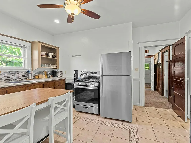 605 T St — Photo 2