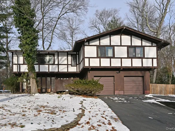 11 Lomond Avenue, Chestnut Ridge, NY 10977