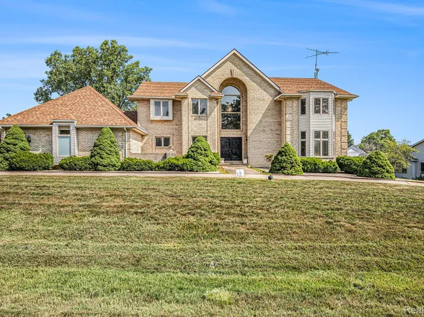5215 Sunlyn Dr, Grand Blanc, MI 48439