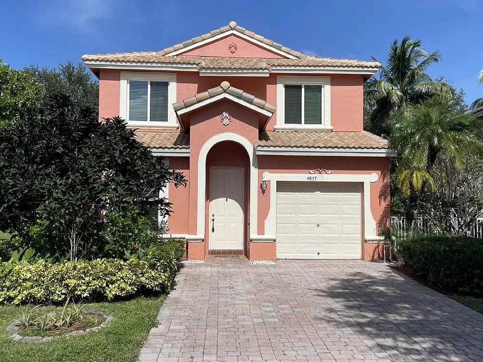 4857 Victoria Cir